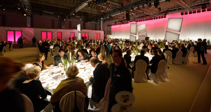 Gaeste-im-Saal-der-Eroeffnungsfeier-der-Akademie-des-Juedischen-Museums-Berlin