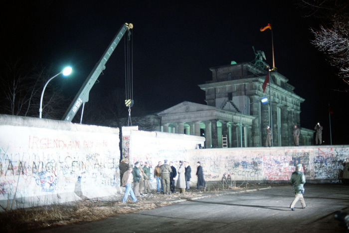 4_1200px-Crane_removed_part_of_Wall_Brandenburg_Gate
