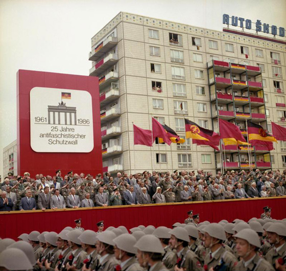 7_Bundesarchiv_Bild_183-1986-0813-460,_Berlin,_Parade_von_Kampfgruppen_zum_Mauerbau