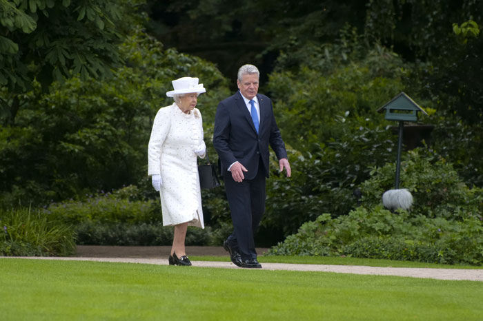 05_Queen-Elizabeth-II_Berlin_foto_Emilio_Esbardo